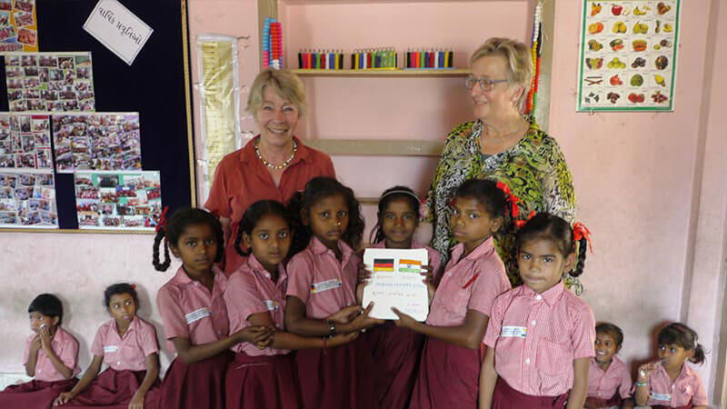 Zeigt ein Bild mit Frau Frank-Mast mit den Schulmädchen in Indien