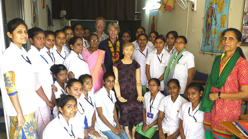 Zeigt die Mädchen in Indien in der Nursing-Academy